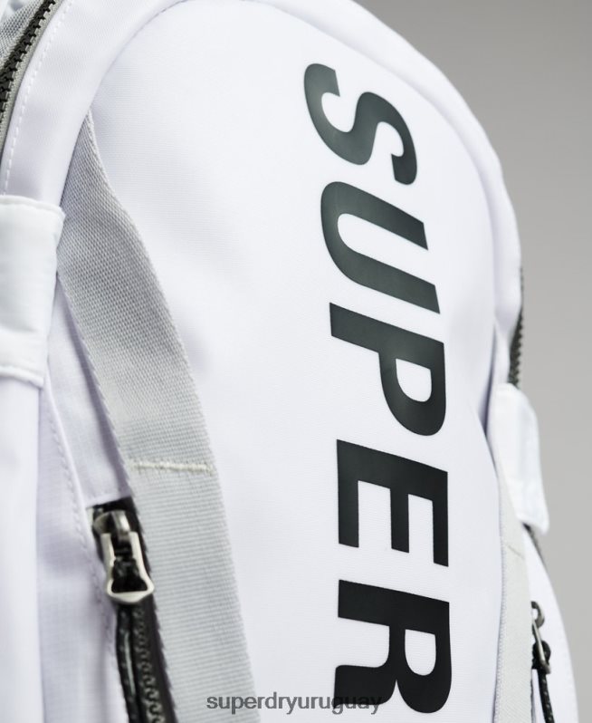 uy Superdry hombres mochila con gráfico de lona de montaña blanco DT2N8Z1610 accesorios