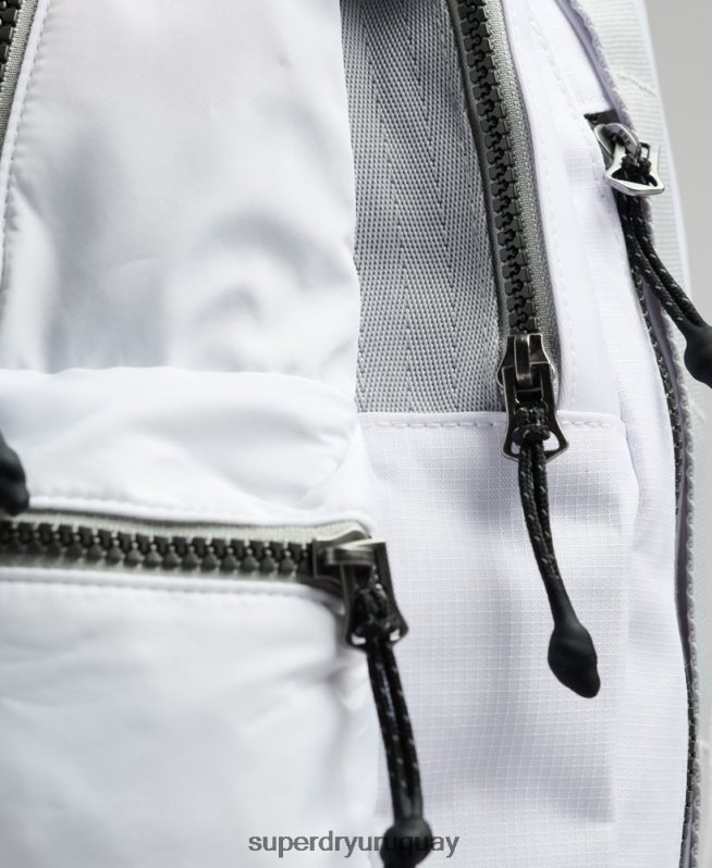 uy Superdry hombres mochila con gráfico de lona de montaña blanco DT2N8Z1610 accesorios