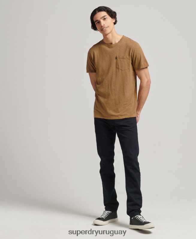uy Superdry hombres camiseta de algodón orgánico con cuello redondo y bolsillo flameado marrón DT2N8Z4905 ropa