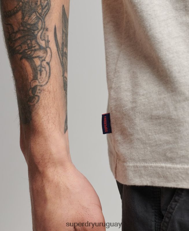 uy Superdry hombres playera con cuello redondo y logo Essential de algodón orgánico crema DT2N8Z4883 ropa