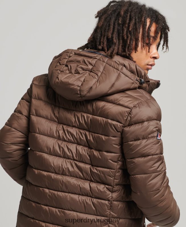 uy Superdry hombres chamarra acolchada clásica con capucha marrón DT2N8Z987 ropa