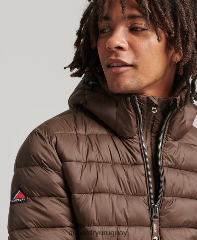 uy Superdry hombres chamarra acolchada clásica con capucha marrón DT2N8Z987 ropa