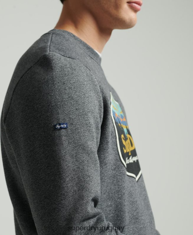 uy Superdry hombres sudadera con gráfico de postal de viaje gris oscuro DT2N8Z4993 ropa